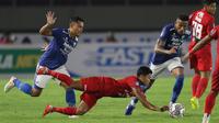 Pemain Persija Jakarta, Ilham Rio Fahmi (tengah) berebut bola dengan dua pemain Persib Bandung, Dedi Kusnandar (kiri) dan Wander Luiz dalam laga pekan ke-12 BRI Liga 1 2021/2022 di Stadion Manahan, Solo, Sabtu (20/11/2021). (Bola.com/Bagaskara Lazuardi)