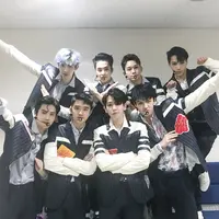 EXO (Twitter/weareoneEXO)