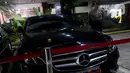 Petugas menjaga salah satu mobil yang disita dari hasil Operasi Tangkap Tangan (OTT) yang menjerat Kepala Kantor Imigrasi Jakarta Barat tiba di Gedung Merah Putih Komisi Pemberantasan Korupsi (KPK), Jakarta, Rabu (3/6/2026). (Liputan6.com/Helmi Fithriansyah)