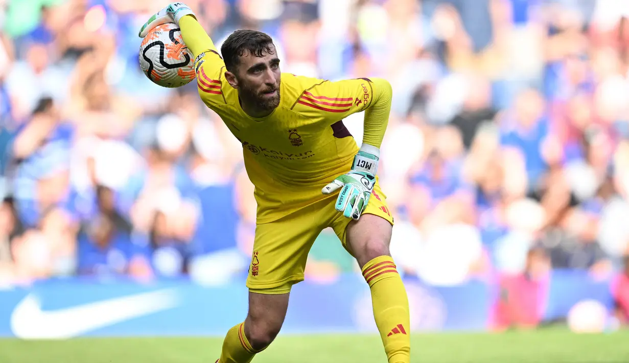 Kiper Nottingham Forest, Matt Turner menguasai bola saat menghadapi Chelsea pada laga Liga Inggris 2023/2024 di Stamford Bridge, London (2/9/2023). Nottingham Forest mendatangkan Matt Turner di posisi penjaga gawang dari Arsenal setelah ditinggal Keylor Navas yang berstatus pinjaman dari PSG. Matt Turner dikontrak selama 4 tahun hingga 30 Juni 2027 dengan nilai transfer 8,15 juta euro. (AFP/Justin Tallis)
