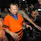 Mantan Sekjen Partai NasDem, Patrice Rio Capella (kanan) jalan keluar gedung KPK usai menjalani pemeriksaan, Jakarta, Jumat (23/10/2015). Capella akan digelandang ke Rumah Tahanan KPK. (Liputan6.com/Helmi Afandi)