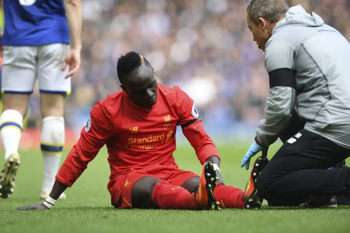Penyerang Liverpool Sadio Mane terkena cedera pada laga melawan Everton, Sabtu (1/4/2017). 
