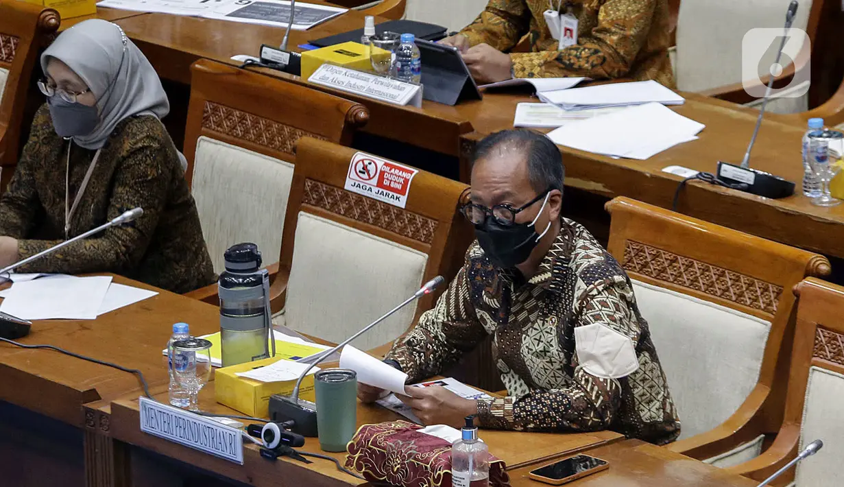 Menteri Perindustrian Agus Gumiwang Kartasasmita (kanan) menyampaikan paparannya saat rapat kerja dengan Komisi VII DPR di Kompleks Parlemen, Senayan, Jakarta, Rabu (2/2/2022). Rapat membahas program Kemenperin tahun 2022 serta evaluasi kinerja Kemenperin tahun 2021. (Liputan6.com/Angga Yuniar)