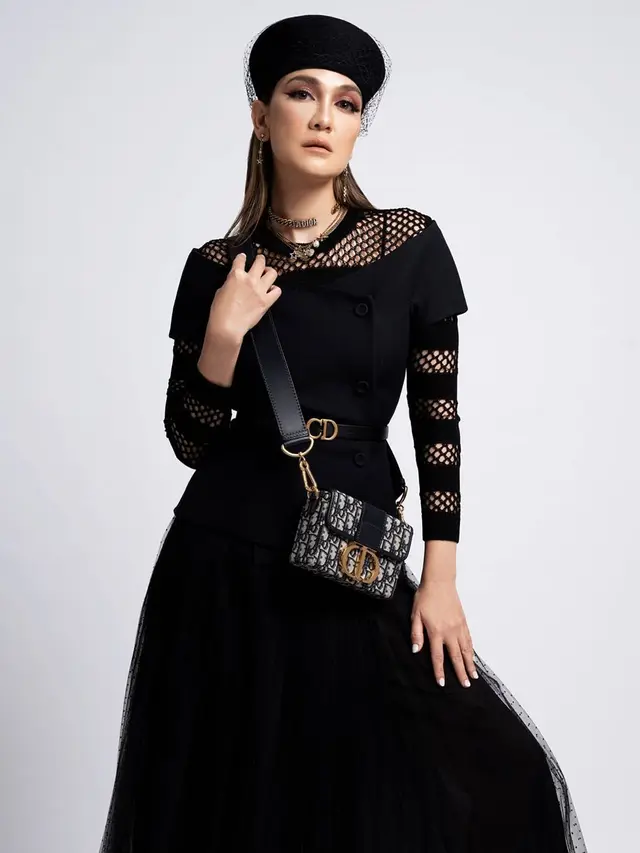 6 Gaya Luna Maya dalam Pemotretan 'Lady in Black', Memukau
