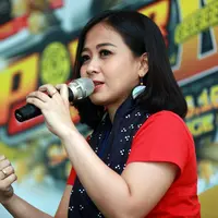 Kini Astrid mengikuti olahraga angkat beban. Baginya, angkat beban merupakan salah satu cara untuk mengurangi lemak dalam tubuhnya. (Deki Prayoga/Bintang.com)