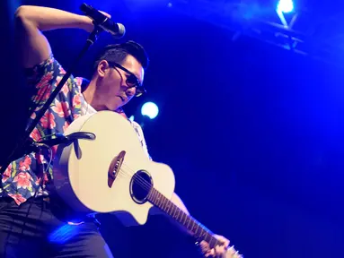 Band Rock & Roll, Naif saat beraksi di Indonesia Greaser Party 2015, Senayan, Jakarta, Jumat (10/4/2015). (Liputan6.com/Faisal R Syam)