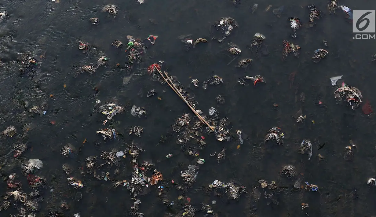 Sampah dan lumpur muncul ke permukaan di aliran Kanal Banjir Timur yang surut di Jakarta, Selasa (9/10). Berkurangnya debit air akibat musim kemarau menyebabkan sampah yang mengendap tampak ke permukaan. (Liputan6.com/Immanuel Antonius)