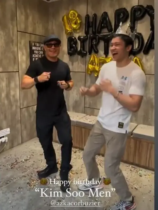 Perayaan kejutan ultah Azka juga diisi dengan acara joget bersama. Terlihat Azka yang asyik berjoget dengan sang ayah. Deddy Corbuzier yang memang dikenal tidak pernah pamer kekayaan ini senang Azka bisa meniru dirinya, dengan tidak membuat pesta yang berlebihan. (Liputan6.com/IG/@sabrinachairunnisa_)