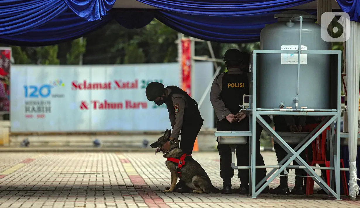 Personel K9 melakukan penjagaan saat penyisiran di Gereja Katedral, Jakarta, Jumat (24/12/2021). Sterilisasi sejumlah gereja juga untuk memberi rasa aman kepada jemaat yang akan melakukan rangkaian ibadah Natal. (Liputan6.com/Faizal Fanani)