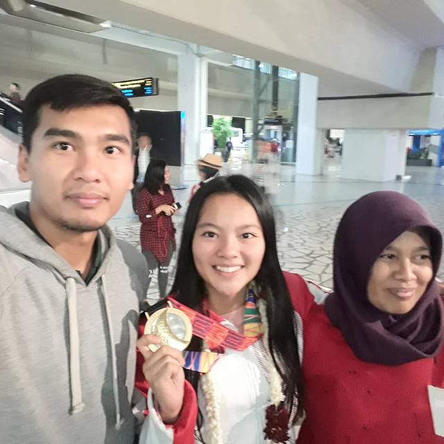 5 Potret Windy Cantika saat Bersama Keluarga, Sang Ibu Atlet Angkat Besi 90-an