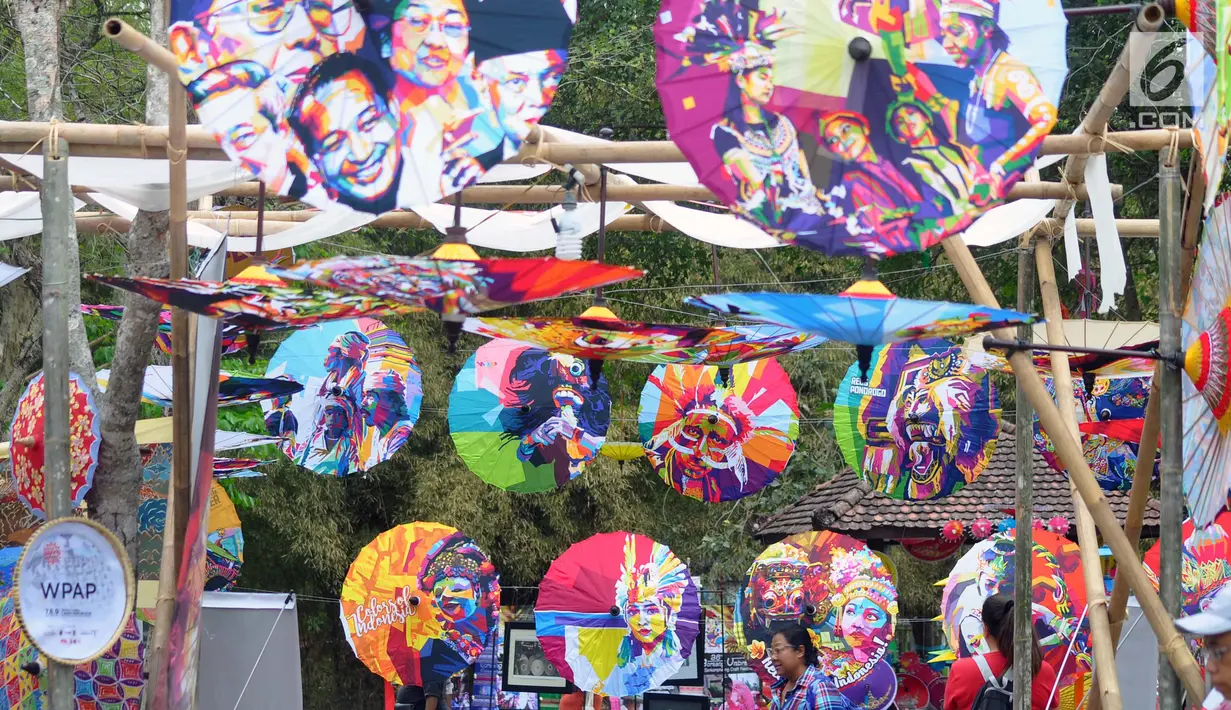 Kreasi payung tradisional nusantara mewarnai kawasan Taman Lumbini, Komplek Candi Borobudur selama Festival Payung Indonesia 2018 di Magelang, Jawa Tengah, Jumat (7/9). Festival Payung Indonesia 2018 digelar hingga 9 September 2018. (Liputan6.com/Gholib)