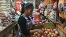 Pedagang menata Bawang bombay dagangannya di Pasar Induk Kramat Jati, Jakarta, Kamis (12/3/2020). Menteri Perdagangan Agus Suparmanto mengklaim telah menerbitkan surat izin impor atau SIP untuk komoditas bawang bombay secara bertahap. (Liputan6.com/Herman Zakharia)