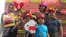 Pengunjung melakukan foto bersama jelang nobar Peanut Snoopy di Blitz Megaplex, Jakarta, Sabtu (12/12/2015). Nonton bareng tersebut diselenggarakan oleh Cinemaholic Liputan6.com bekerjasama dengan Lipton. (Liputan6.com/Angga Yuniar)