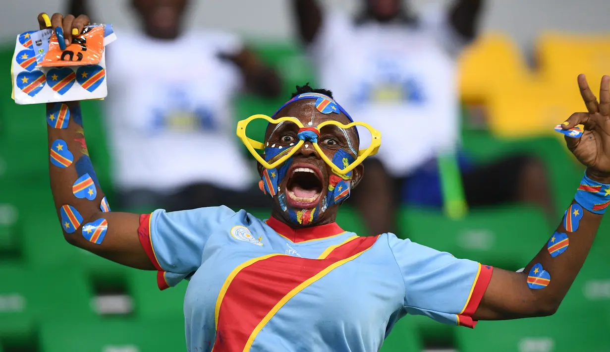 Seorang suporter Republik Demokratik Kongo bersorak mendukung timya sebelum pertandingan Togo melawan DR Kongo pada grup C Piala Afrika 2017 di Port-Gentil pada 24 Januari 2017. (AFP Photo/Justin Tallis)