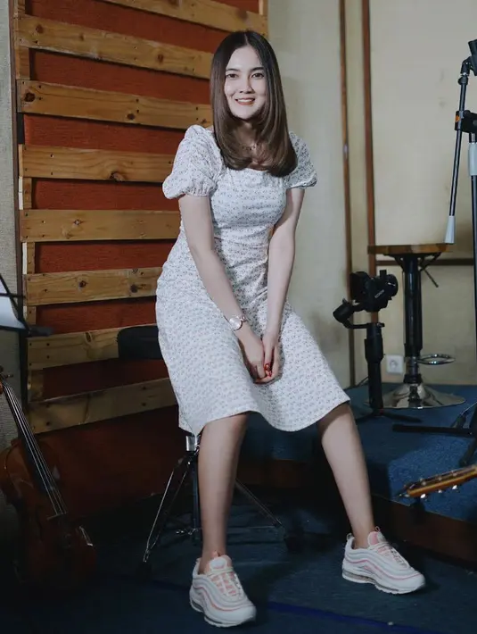 Nella Kharisma tampil cantik dengan dress motif flower denban detail lengan ballonnya. Sneakers dari Nike membuat tampilannya lebih kasual. @nellakharisma