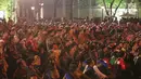 Presiden Joko Widodo (Jokowi), Iriana Jokowi bersama warga menyaksikan Pagelaran Wayang Kulit 74 Tahun Indonesia Merdeka di halaman depan Istana Merdeka, Jakarta, Jumat (2/8/2019). Pagelaran wayang dengan dalang Ki Mantep Sudarsono mengangkat tema "Kresno Jumeneng Ratu” (Liputan6.com/Angga Yuniar)
