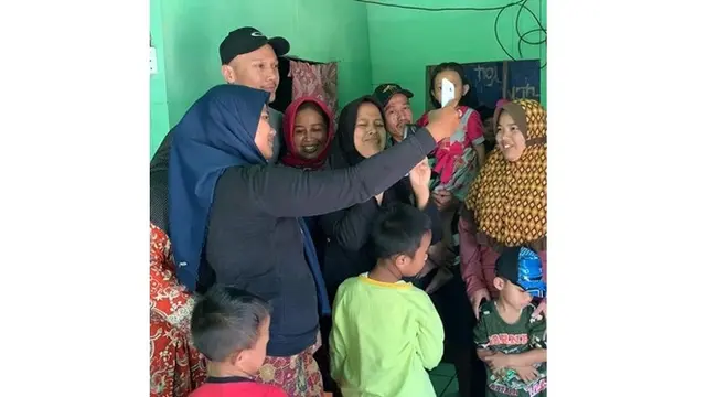7 Momen Saat Bima Aryo Ziarah ke Makam ART yang Tewas Diserang Anjingnya