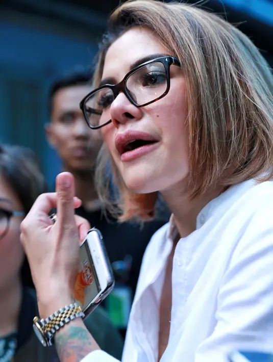 Sejak bercerai dengan Sajad Ukra pada 2015 silam, Nikita Mirzani sering dikait-kaitkan dengan banyak lelaki. Nama Samuel Rizal dan Anggota Dewan pernah dikabarkan dekat dengan janda dua anak itu. (Adrian Putra/Bintang.com)