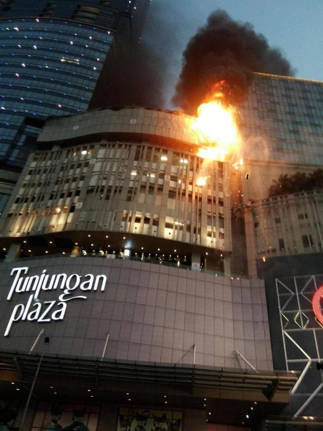 Tunjungan Plaza Surabaya kebakaran. (Dian Kurniawan/Liputan6.com)