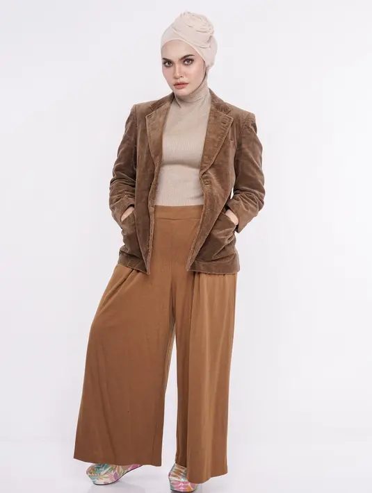 Pleats palazzo pants. Item yang satu ini wajib banget buat ada di lemari kamu. Celana ini terbuat dari berbagai bahan seperti katun, syfon, dan satin. Padukan dengan atasan yang simple untuk mendukung tampilan chic kamu.  / copyright shutterstock