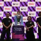 Chief Marketing Officer Vidio Teguh Wicaksono (kiri) bersama trofi Premier League. (Liputan6.com/Harley Ikhsan)