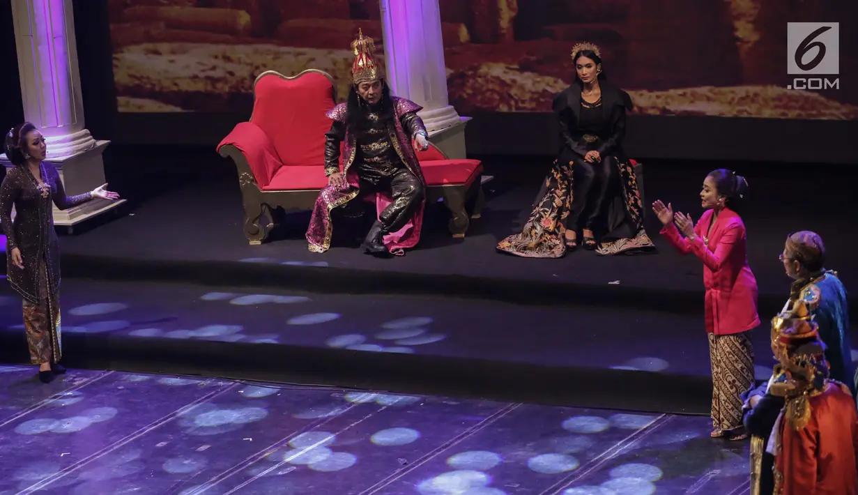 Sejumlah pemain saat tampil dalam teater musikal bertajuk "Satyam Eva Jataye" di Taman Ismail Marzuki, Jakarta Pusat, Selasa (23/1). Teater ini karya seniman Butet Kertaradjasa. (Liputan6.com/Faizal Fanani)
