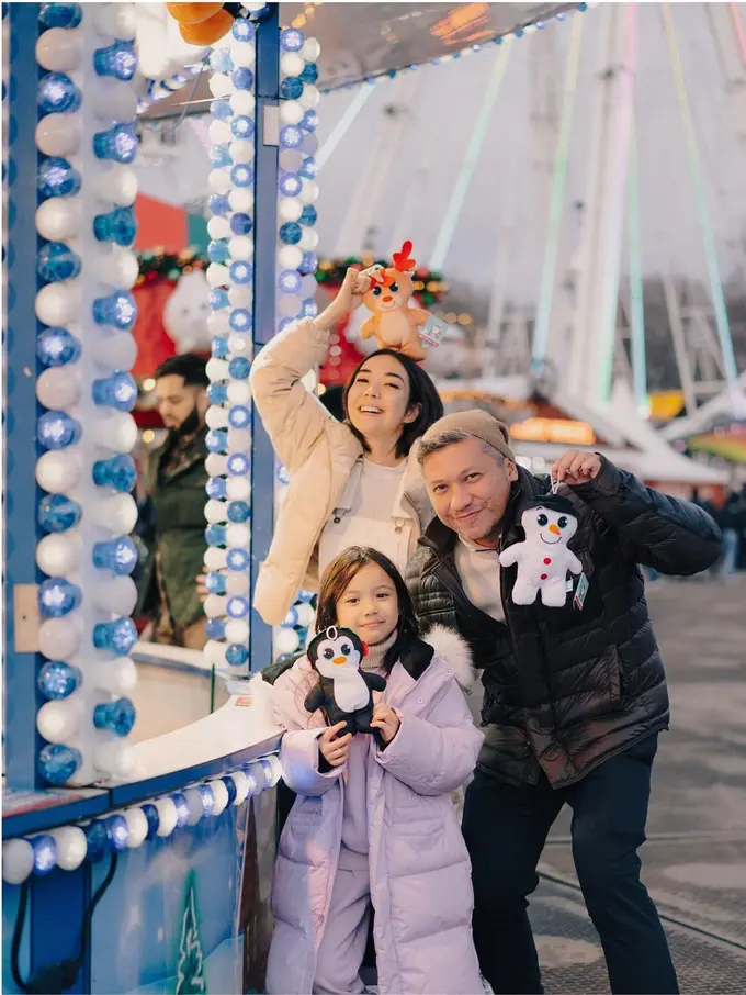 Kebersamaan Gading, Gempi dan Gisel saat kunjungi Winter Wonderland di London
