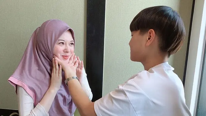 5 Potret Kebersamaan Ayana Moon dan Adiknya yang Juga Jadi Mualaf