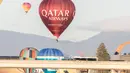 Sejumlah balon udara beraneka warna mengudara di atas Museum Nasional Australia selama festival tahunan Canberra Balloon Spectacular, Australia, Kamis (12/3/2020). Festival yang berlangsung selama sembilan hari ini menghadirkan lebih dari 30 balon udara dari seluruh dunia. (Xinhua/Liu Changchang)