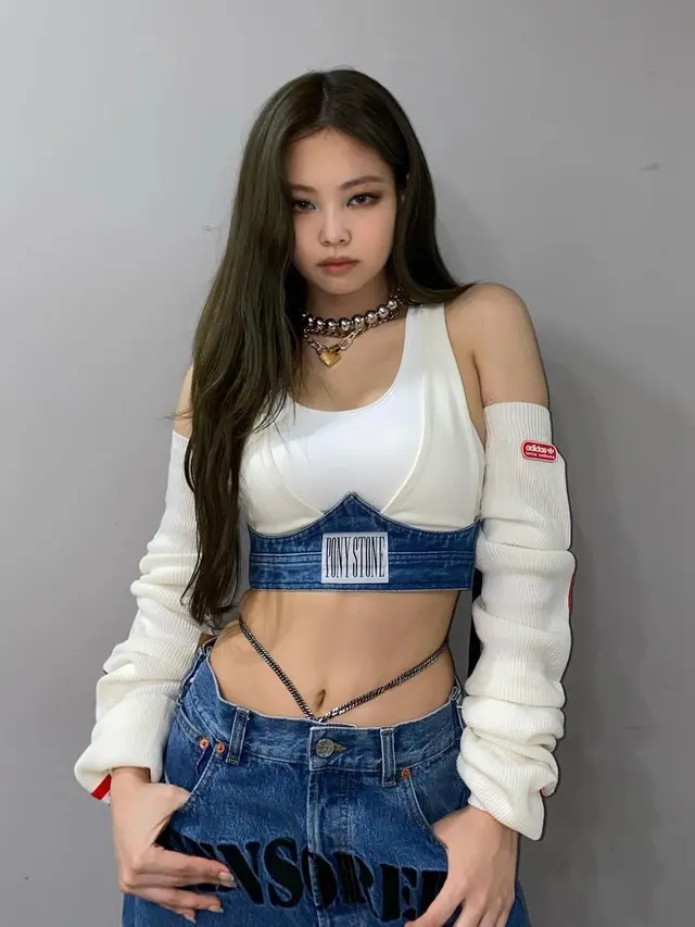 Intip Potret Jennie BLACKPINK Tampil Percaya Diri dengan Perut Rata, Rahasianya Rajin Pilates