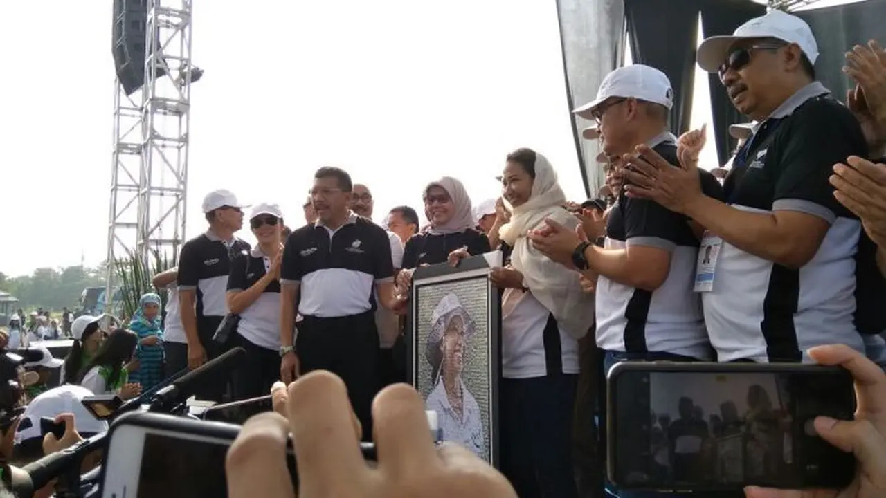 Menteri Badan Usaha Milik Negara (BUMN) Rini Soemarno mendapatkan kejutan di hari ulang tahunnya yang ke-60 tahun. (Dwi Aditya Putra/Merdeka.com)