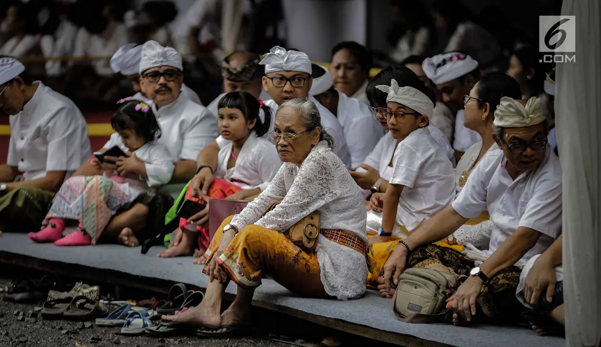 Sejumlah umat Hindu mengikuti prosesi upacara Tawur Agung Kesanga 2019 di Pura Aditya Jaya Rawamangun, Jakarta, Rabu (6/3). Prosesi Tawur Agung merupakan rangkaian perayaan Hari Raya Nyepi Tahun Baru Saka 1941. (Liputan6.com/Faizal Fanani)