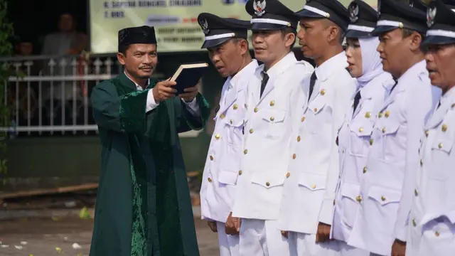 Sebanyak 89 Kepala Desa Terpilih menjalani sumpah jabatan dalam pelantikan di Sekretariat Daerah (Setda) Garut, Jawa Barat, hari ini.