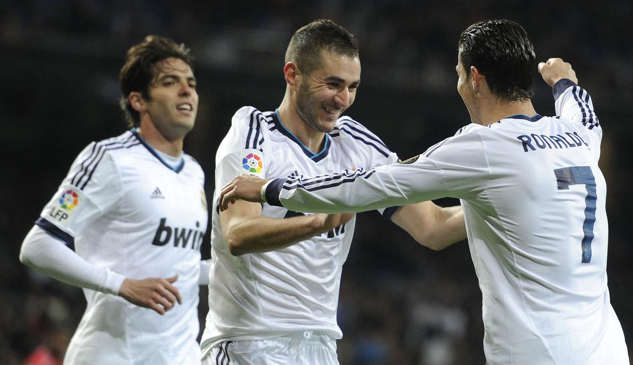 Pemain Real Madrid, Karim Benzema (tengah) melakukan selebrasi bersama rekannya, Cristiano Ronaldo (kanan) dan Ricardo Kaka pada laga lanjutan Liga Spanyol 2012/2013 melawan Sevilla di Stadion Santiago Bernabeu, Madrid, 9 Februari 2013.(AFP/Dominique Faget)