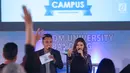 Duta baca Indonesia, Najwa Shihab (kanan) memberi kesempatan peserta Emtek Goes To Campus (EGTC) 2017 untuk memberikan pertanyaan di Universitas Telkom, Bandung, Rabu (29/11). (Liputan6.com/Helmi Fithriansyah)