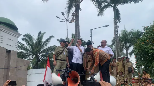 Ribuan kepala desa dari seluruh Indonesia yang tergabung dalam PAPDESI (Perkumpulan Aparatur Pemerintah Desa Seluruh Indonesia) menggelar demonstrasi di depan gedung DPR RI, Selasa (17/1/2023).