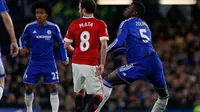 Bek Chelsea, Kurt Zouma (kanan), mengalami cedera saat timnya melawan Manchester United di Stamford Bridge, London, Minggu (7/2/2016) malam WIB. (AFP/Ian Kington)