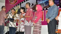 Citizen6, Surabaya: Komandan Pasmar-1 Brigadir Jenderal TNI (Mar) A. Faridz Washington memberikan cindera mata kepada perwira yang akan bertugas di luar Roll Korps Marinir. (Pengirim: Budi Abdillah)