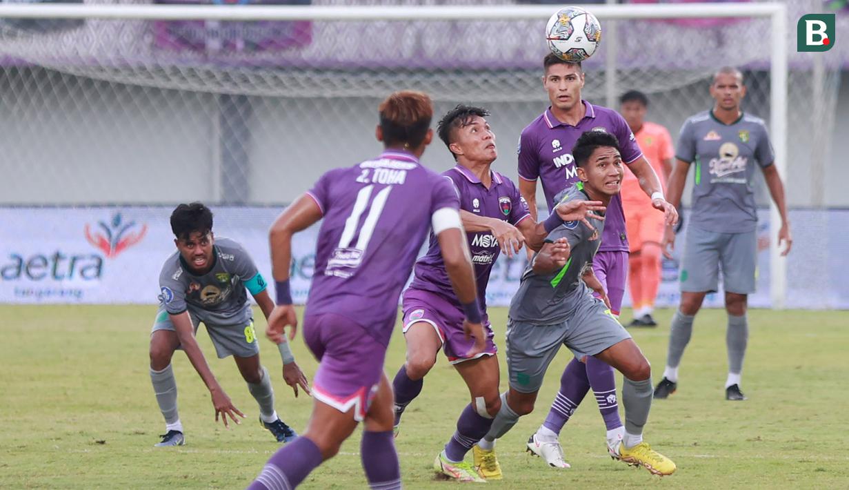 Pemain Persebaya Surabaya, Marselino Ferdinan (kanan) berebut bola dengan pemain Persita Tangerang, Dadang Apridianto pada laga pekan ke-18 BRI Liga 1 2022/2023 di Stadion Indomilk Arena, Tangerang, Rabu (18/1/2023) sore WIB. Persebaya menang dengan skor 5-0. (Bola.com/M Iqbal Ichsan)
