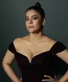 Kajol tetap tampil stunning dengan makeup boldnya, dipadukan dress off shoulder berbahan velvet. @kajol