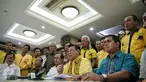 Ketua Umum Partai Golkar hasil Munas Ancol, Agung Laksono (kedua kanan) memberikan keterangan pers di Jakarta, (22/1). Agung Laksono meminta kader Golkar fokus pada pelaksanaan musyawarah nasional yang akan digelar. (Liputan6.com/Faizal Fanani)