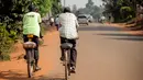 Dua orang warga menaiki sepeda di sebuah ruas jalan di Kampala, ibu kota Uganda (30/6/2020). Warga Uganda kini beralih menggunakan sepeda sebagai sarana transportasi yang mendukung di tengah pandemi COVID-19. (Xinhua/Hajarah Nalwadda)