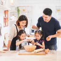 ilustrasi orangtua memberikan kesempatan mengeksplorasi kepada anak (copyright shutterstock)