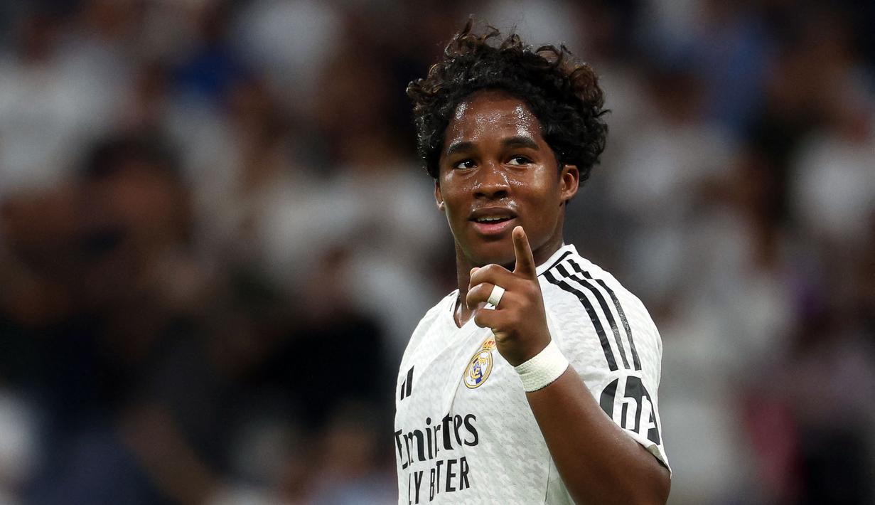 Pemain Real Madrid, Endrick melakukan selebrasi setelah mencetak gol ke gawang VfB Stuttgart pada laga Liga Champions 2024/2025 di Santiago Bernabeu, Madrid, Rabu (18/09/2024) WIB. (AFP/Pierre-Philippe Marcou)