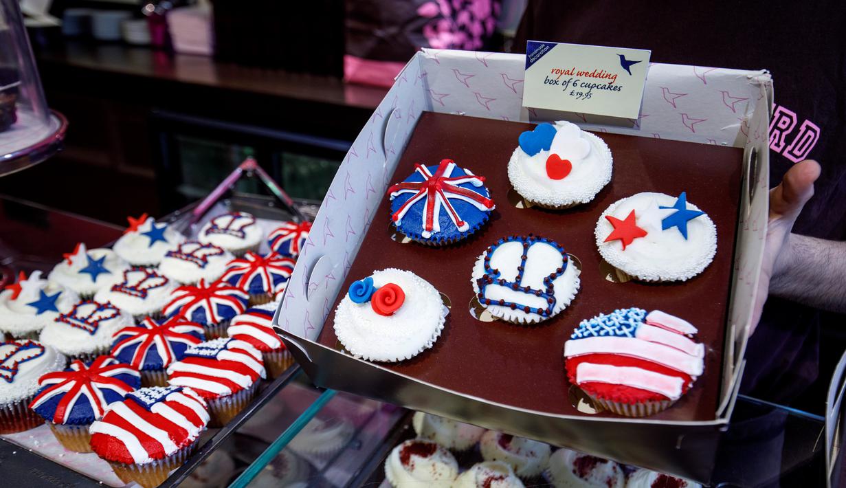 Sebuah toko Hummingbird Bakery menjajakan cupcakes edisi khusus menghormati pernikahan Pangeran Harry dan Meghan Markle di London, 11 Mei 2018. Pernikahan Harry dan Meghan akan digelar 19 Mei mendatang di Kapel St. George, Istana Windsor (AFP/Tolga AKMEN)