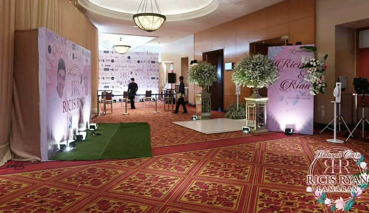 Lamaran Ria Ricis dan Tuku Ryan (Instagram/ummaicis)