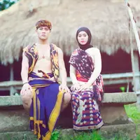 Momen Lesty Kejora dan Rizky Billar jadi Raja dan Permaisuri Sehari di Pulau Sumba. (Sumber: YouTube/Rizky Billar)