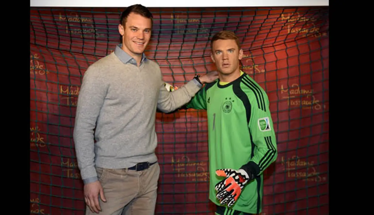Senyum Manuel Neuer saat berpose dengan patung lilin dirinya yang dipamerkan di Museum Madame Tussauds, Berlin, Jerman, Senin (26/1). (AFP PHOTO/Tobias SCHWARZ)