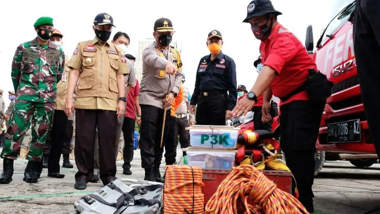 Kepala Polda Riau Irjen Agung Setya mengecek peralatan menghadapi bencana karena fenomena La Nina.