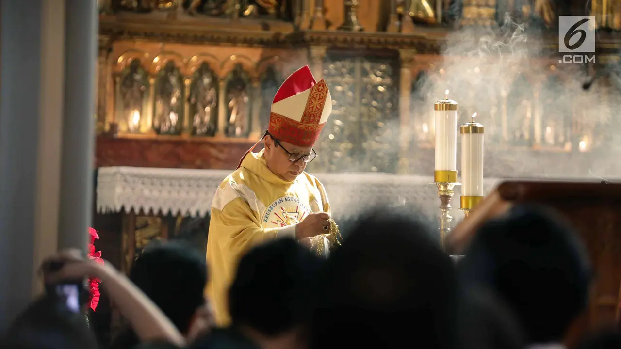 Dihadiri Ribuan Jemaat, Uskup Agung Jakarta Pimpin Misa Pontifikal Natal